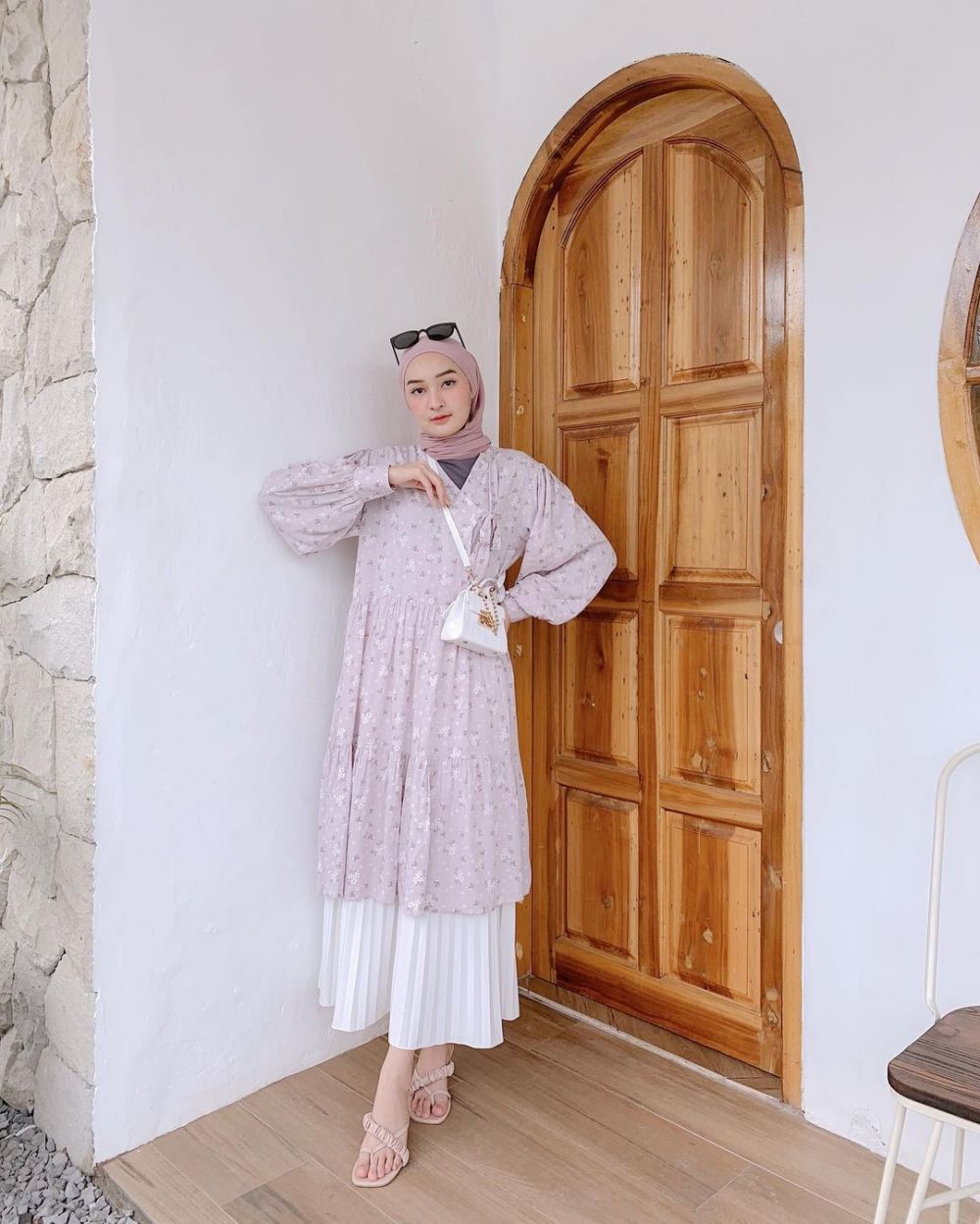 11 Ide Outfit Pleated Skirt Putih ala Inggrid Yulika, Stunning Abis!