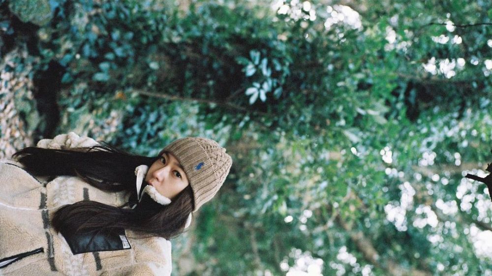 9 Potret On Point Krystal Jung dengan Beanie Hat, Kece Maksimal!