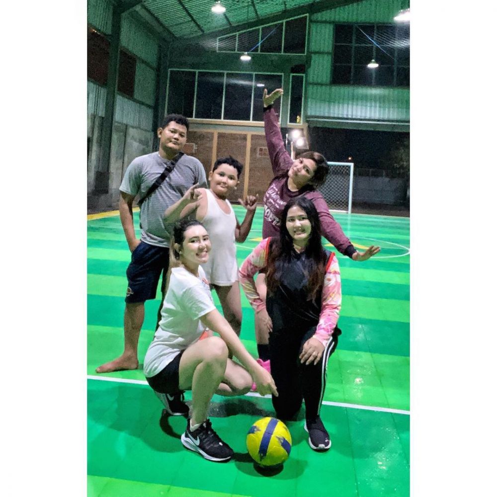 Jago Cetak Gol, 9 Potret Via Vallen Vs Ayu Ting Ting saat Main Bola