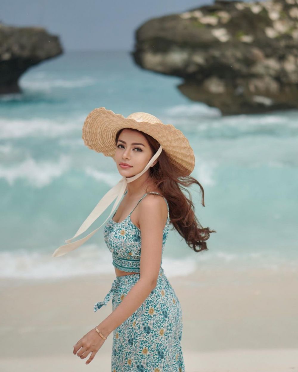 10 Momen Seru Liburan ala DJ Yasmin, Tetap Stylish!