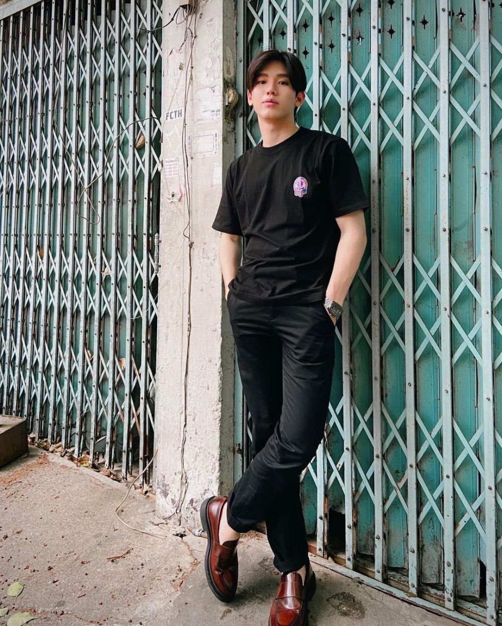 9 Ide OOTD Serba Hitam ala New Thitipoom, Simpel dan Modis!