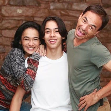 9 Potret Kekompakan Ananda Lontoh dengan Putra Sulungnya, Lengket!