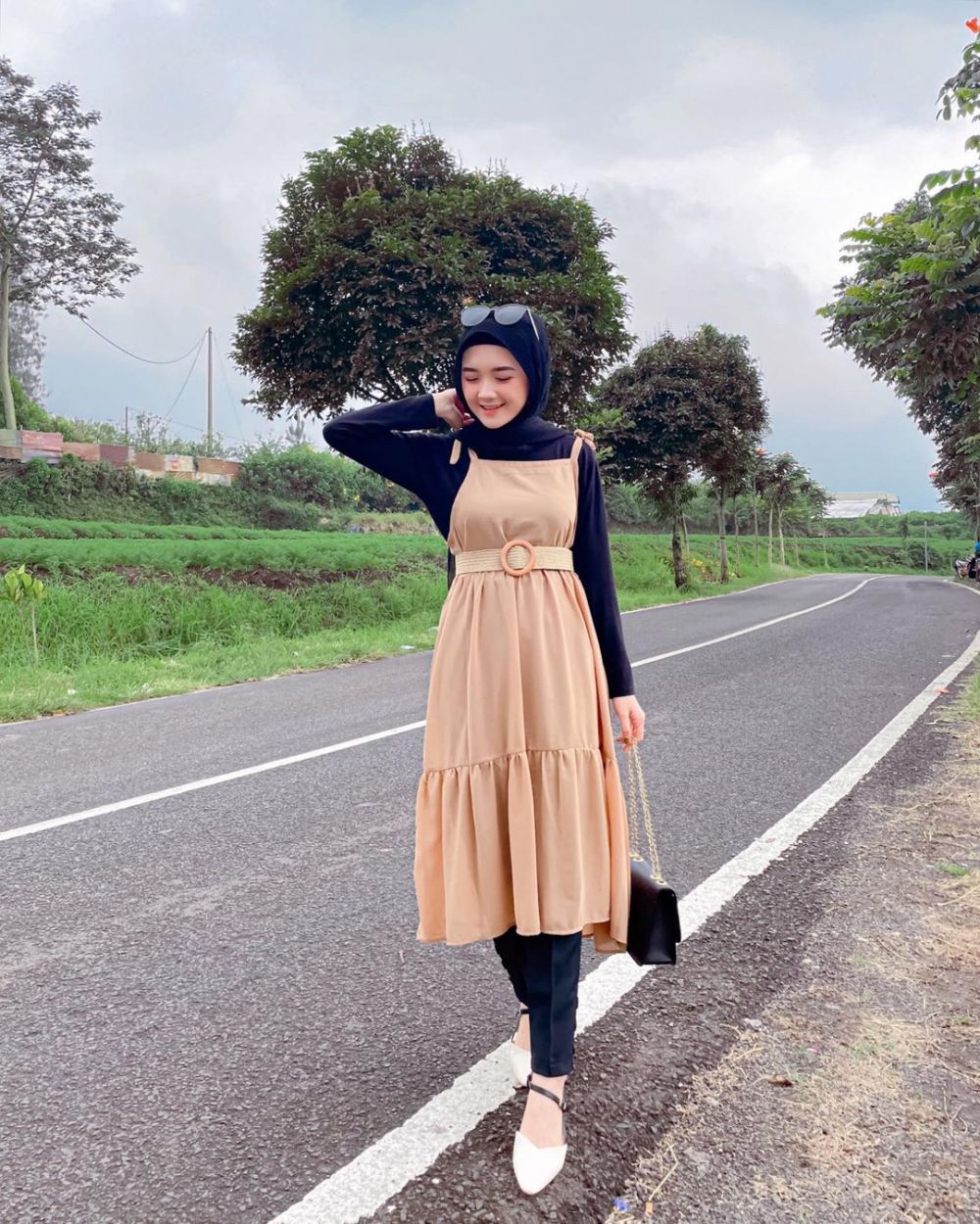 9 Padu Padan Jumper Dress ala Nindi Ariesti, Fresh dan Kekinian!