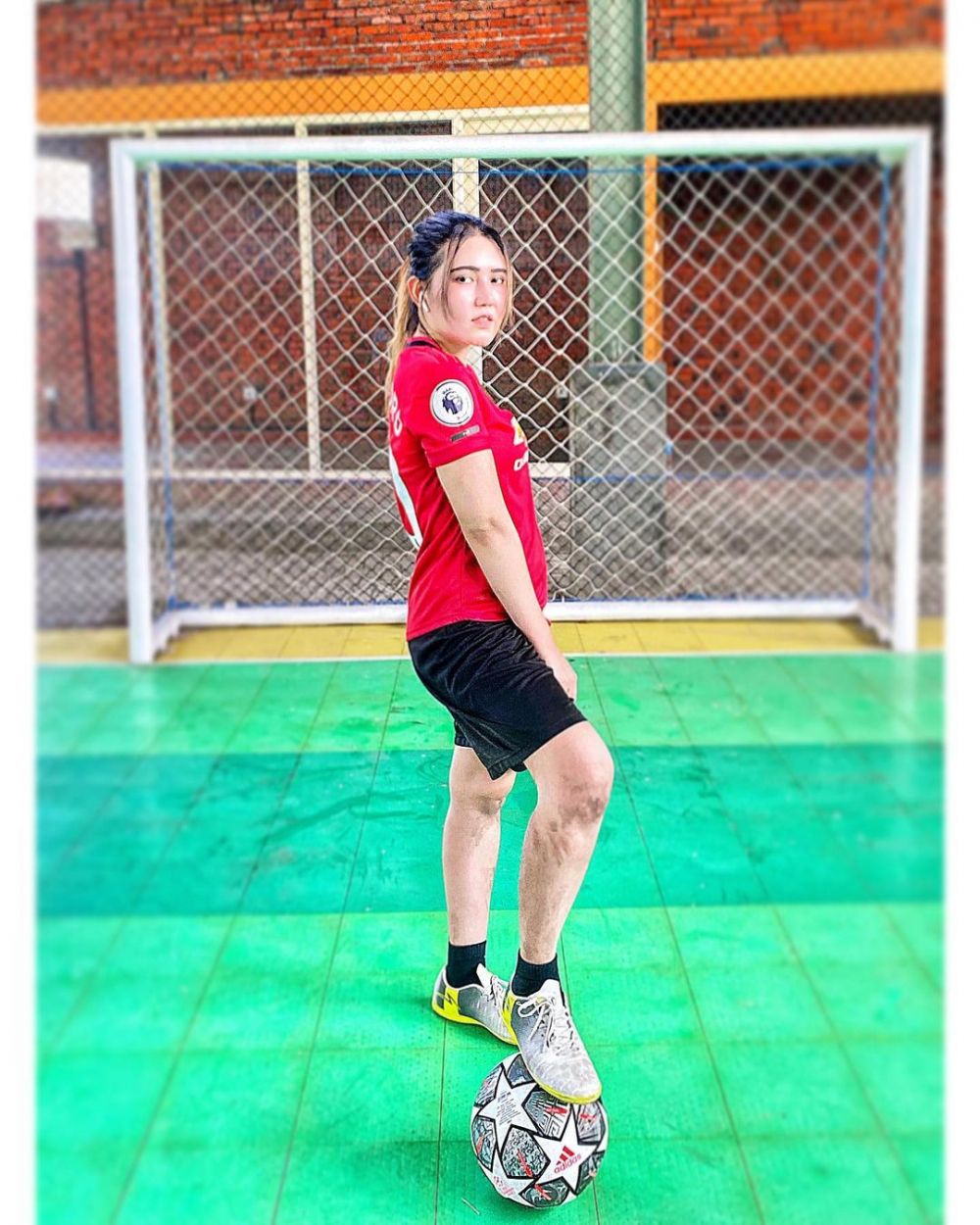 Jago Cetak Gol, 9 Potret Via Vallen Vs Ayu Ting Ting saat Main Bola