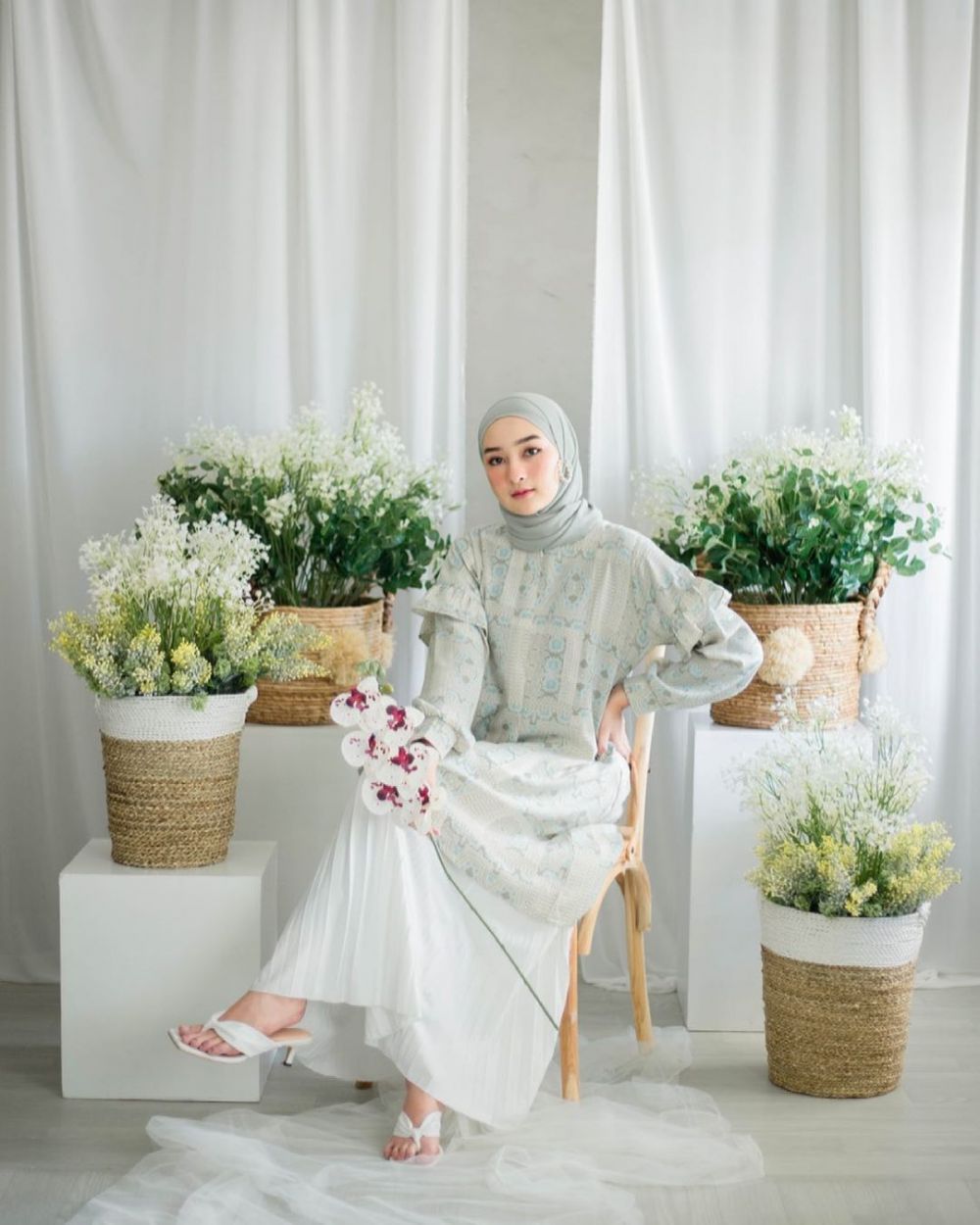 11 Ide Outfit Pleated Skirt Putih ala Inggrid Yulika, Stunning Abis!