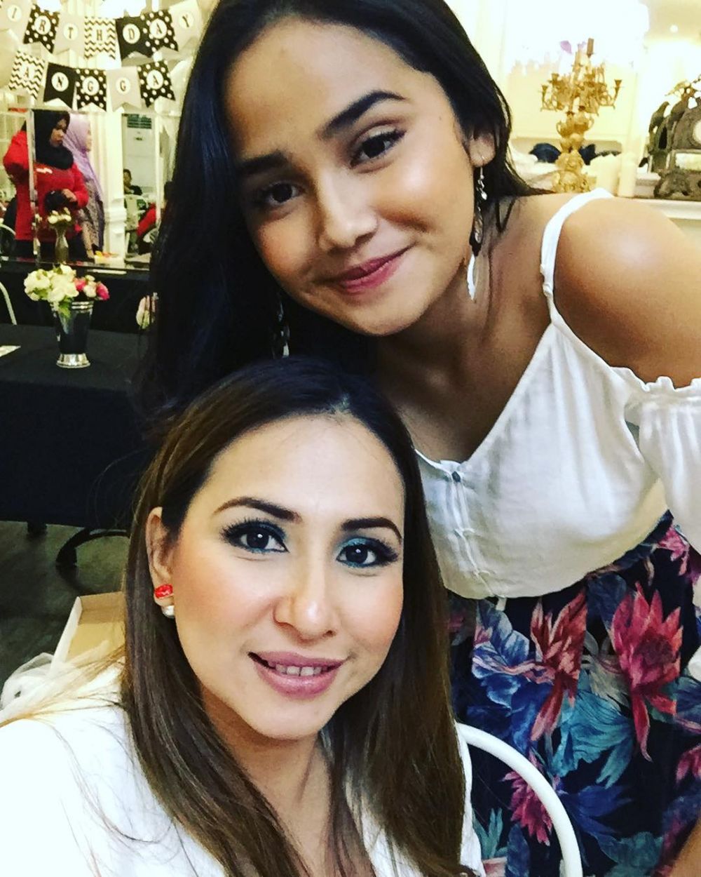9 Momen Akrab Deswita Maharani dan Syifa Hadju, Berasa Anak Kandung