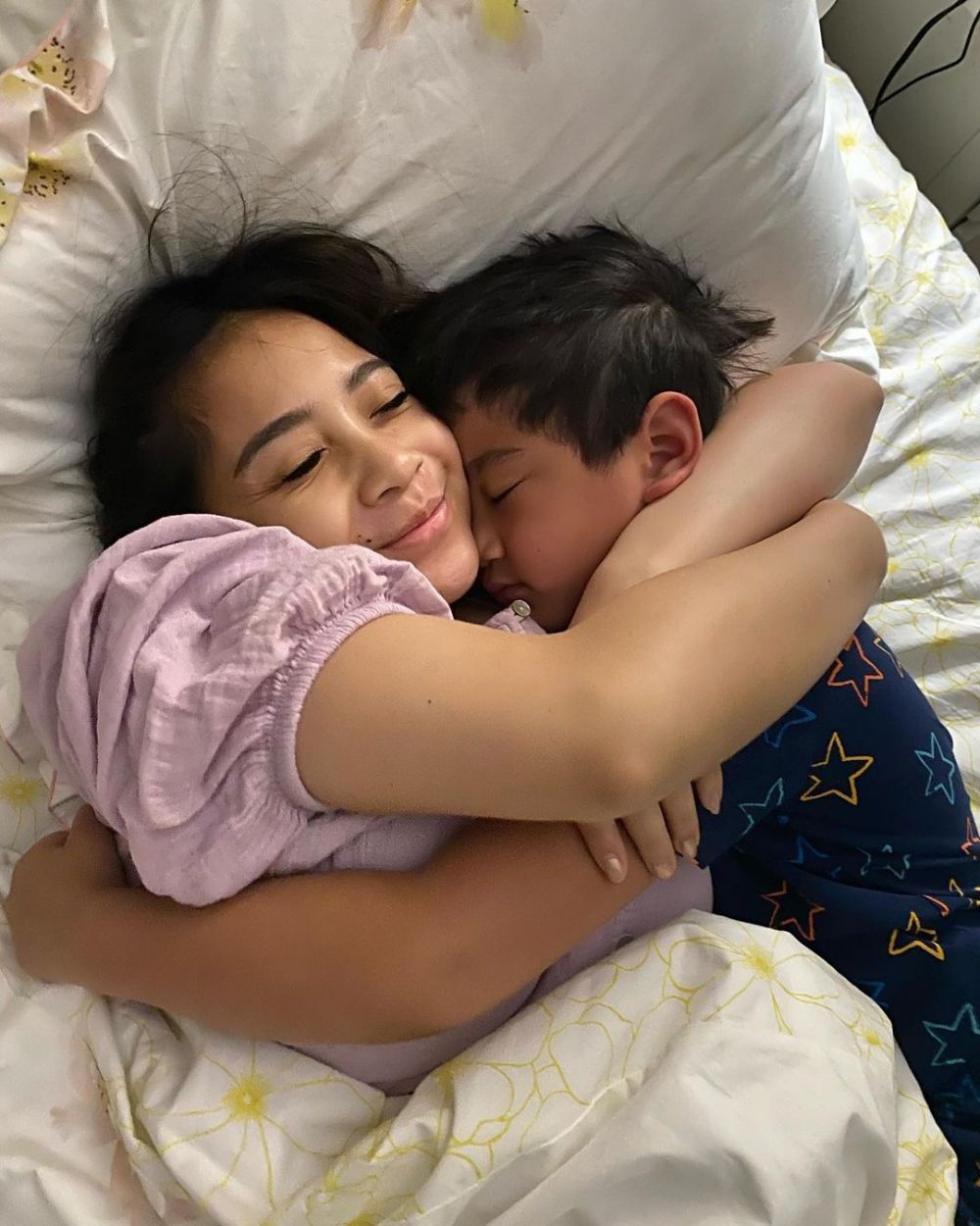 Ada Papa Muda Idaman! 9 Gaya Gemas Artis Temani Anaknya Tidur