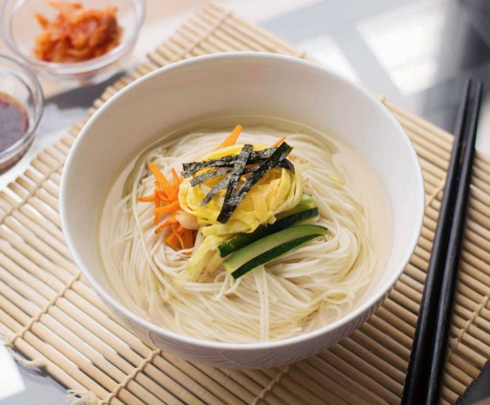 Janchi. Janchi Guksu. Лапша Janchi Guksu. Кимчи суп с лапшой Корея Janchi Guksu Kimchi jnpsds. Hunkar Guksu.