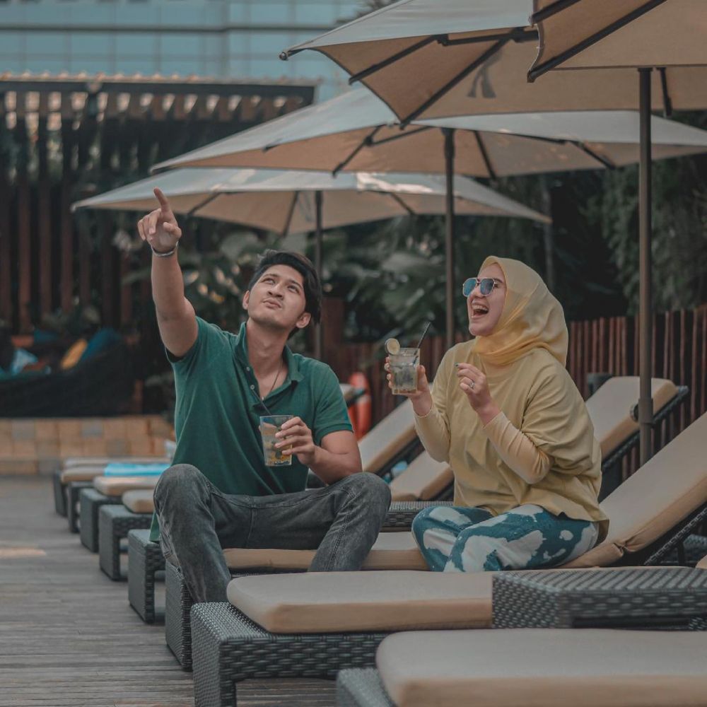 Kompak Banget, 10 Potret Ipar Artis Rasa Saudara Kandung