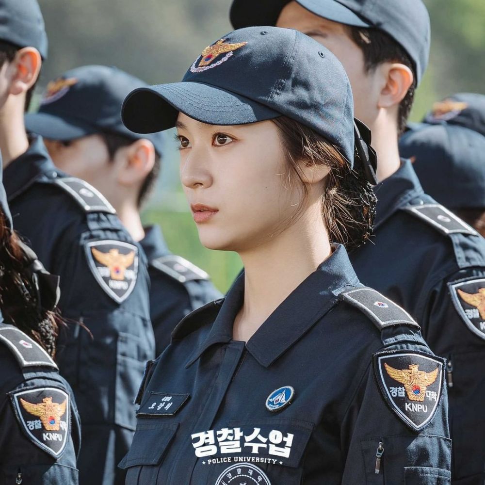 10 Adu Pesona Krystal Jung di Drama Search vs Police University