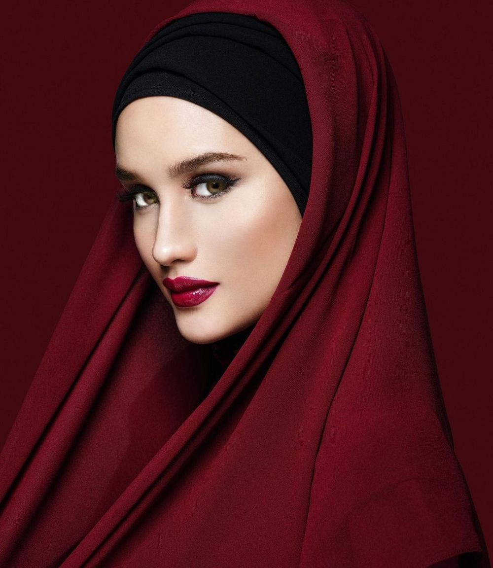 Kenakan Hijab, 10 Pesona Anya Geraldine dan Cinta Laura Bikin Adem