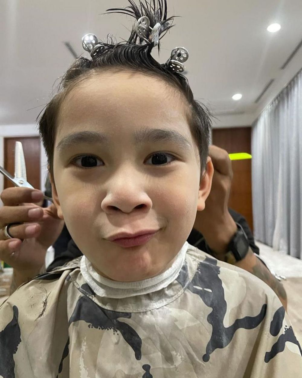 Potret Ekspresi Gemas Rafathar Saat Potong Rambut 