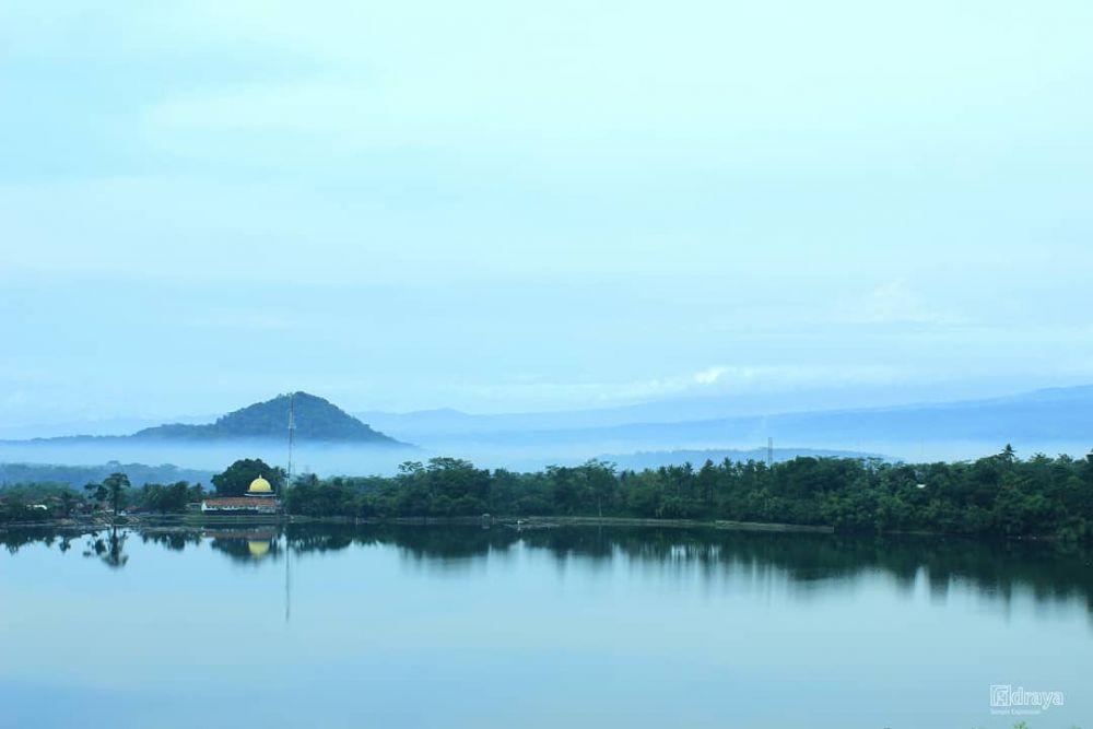 5 Danau Eksotik di Lumajang, Suasananya Bagaikan Berada di Eropa!