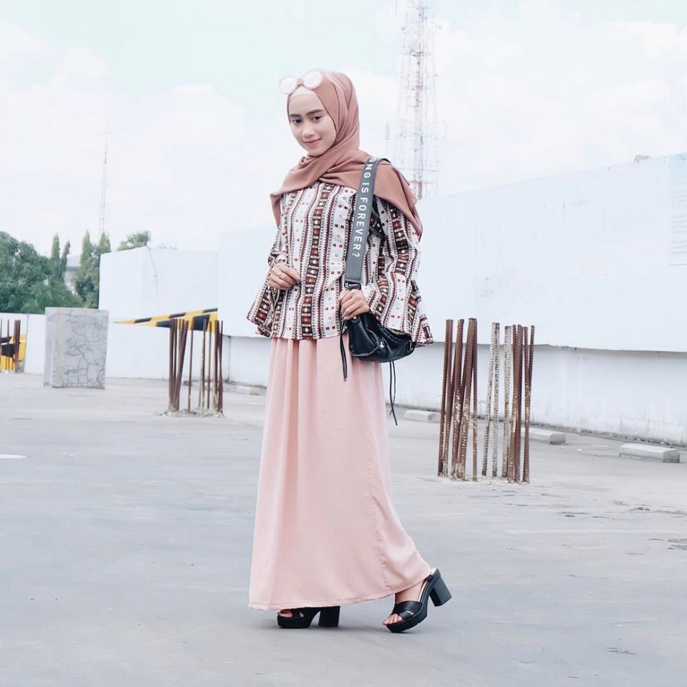 11 Padu Padan Outfit Rok ala Yulia Wijayanti, Simple Disontek!