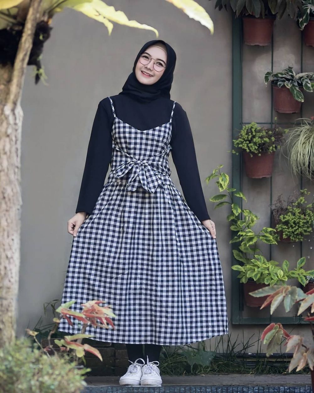 9 Padu Padan Jumper Dress ala Nindi Ariesti, Fresh dan Kekinian!