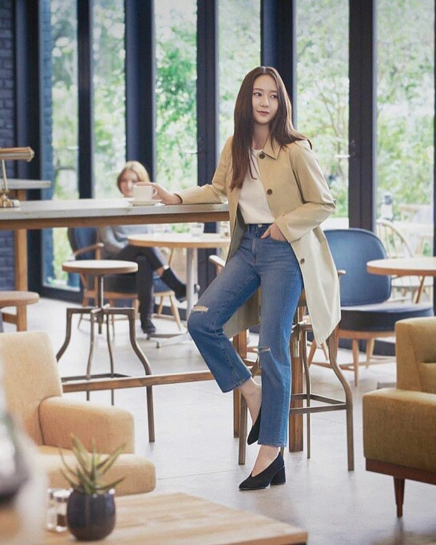 12 Mix and Match Outfit Kasual dengan Celana Jeans ala Krystal Jung