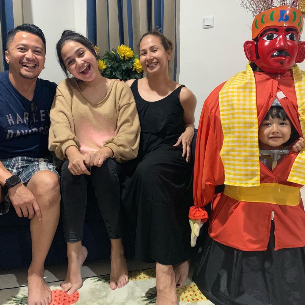 9 Momen Akrab Deswita Maharani dan Syifa Hadju, Berasa Anak Kandung