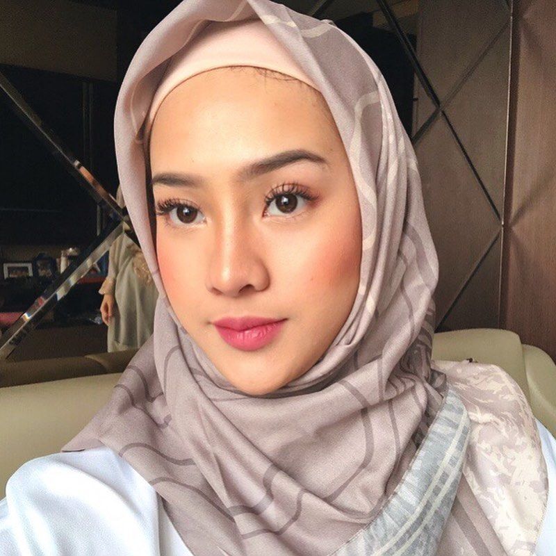 Kenakan Hijab, 10 Pesona Anya Geraldine dan Cinta Laura Bikin Adem