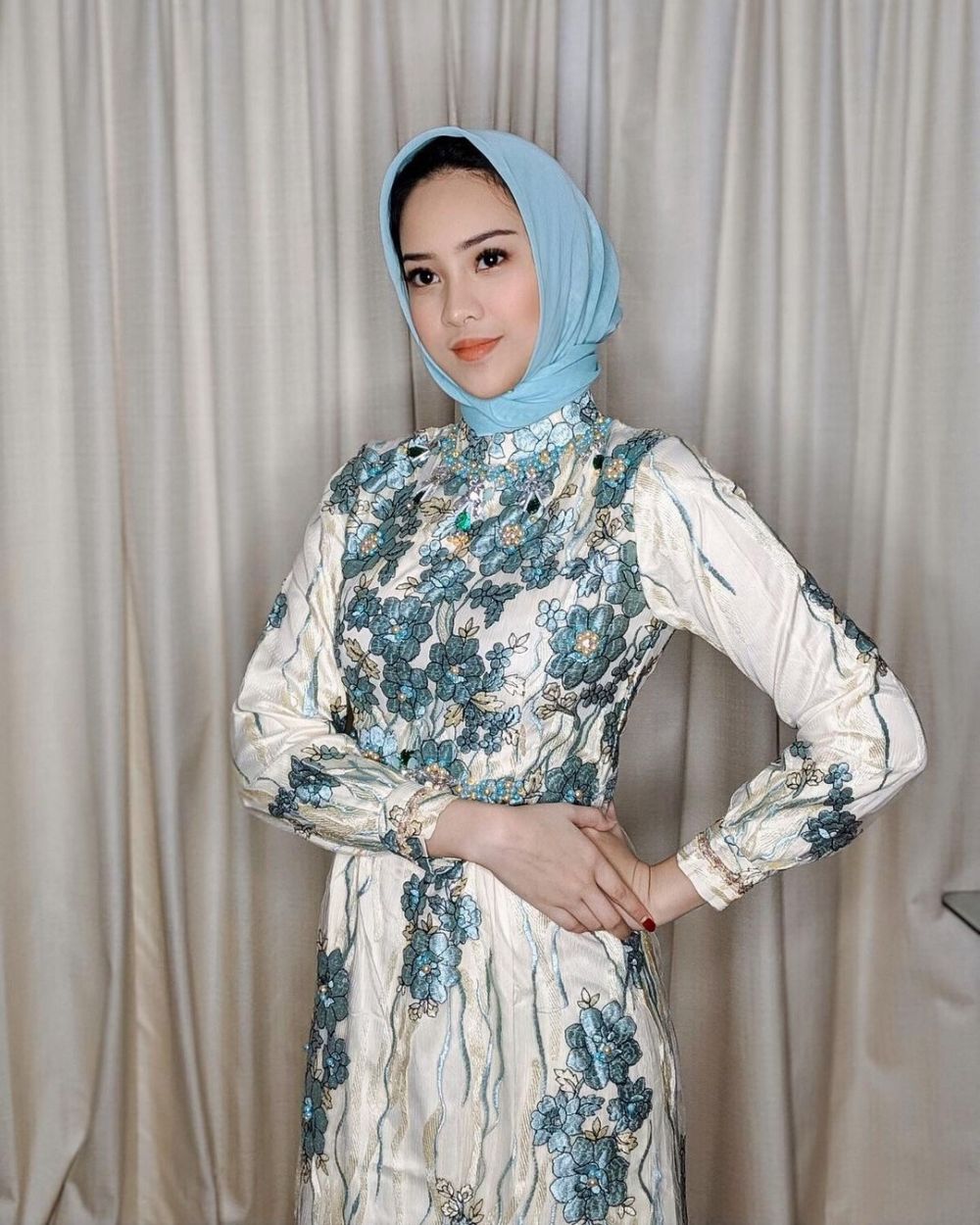 Kenakan Hijab, 10 Pesona Anya Geraldine dan Cinta Laura Bikin Adem