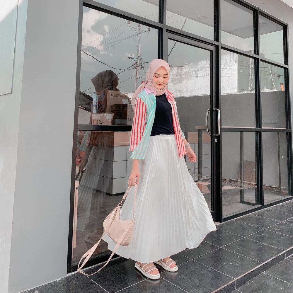 11 Ide Outfit Pleated Skirt Putih ala Inggrid Yulika, Stunning Abis!