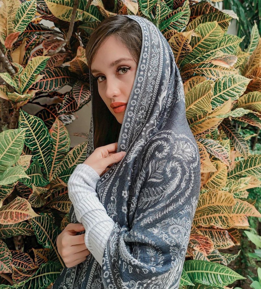 Kenakan Hijab, 10 Pesona Anya Geraldine dan Cinta Laura Bikin Adem