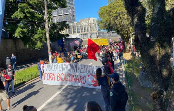 Tuntut Bolsonaro Mundur, Ribuan Demonstran Turun Ke Jalan