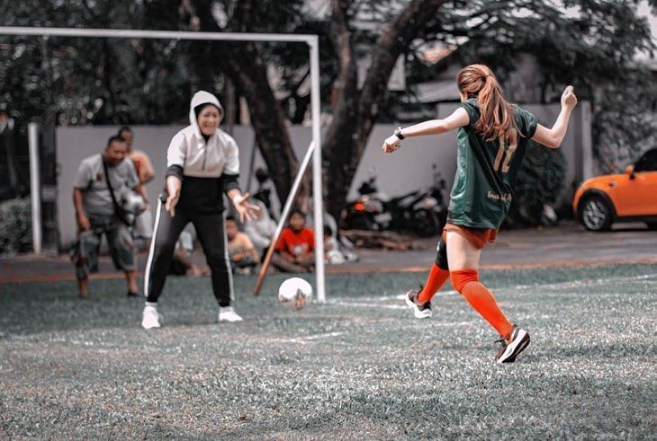 Jago Cetak Gol, 9 Potret Via Vallen Vs Ayu Ting Ting saat Main Bola