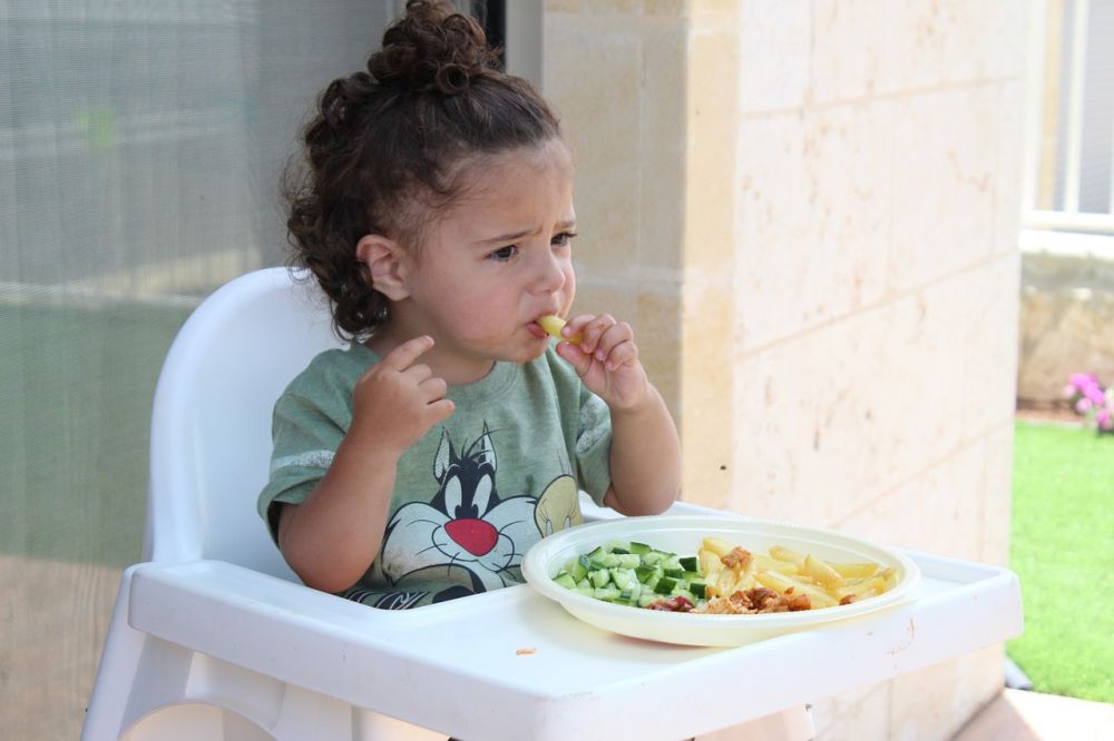5 Cara Menghadapi Anak yang Susah Makan, Jangan Dipaksa