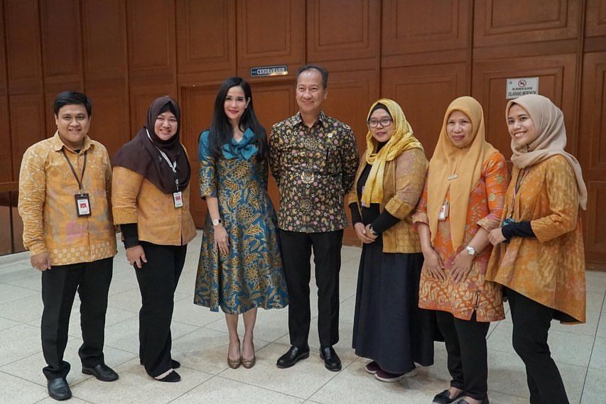 Anggun dan Memesona, Gaya 9 Artis Mendampingi Suami Pejabat
