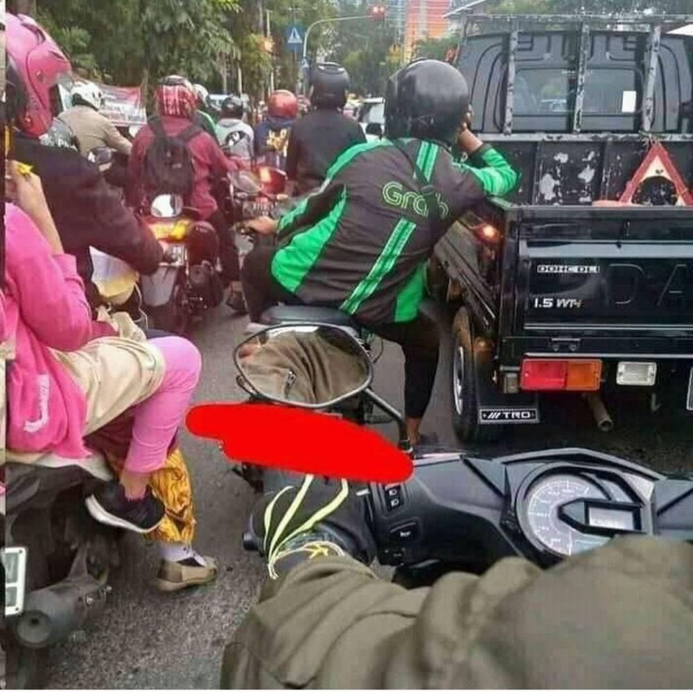 10 Potret Kocak dan Nyeleneh Driver Ojol Tertangkap Kamera di Jalan