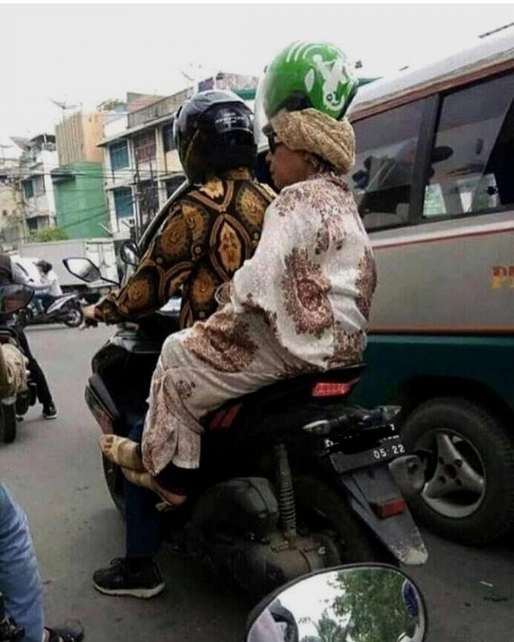 12 Aksi Ngakak Emak-emak Berkendara Motor, Bikin Elus Dada