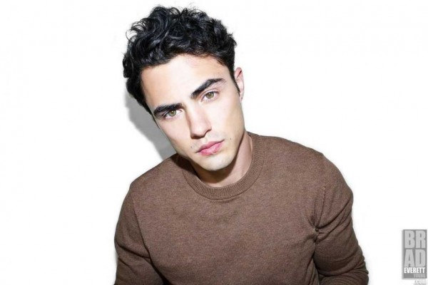 9 Potret Kece Darren Barnet, Siap Comeback di Never Have I Ever 2