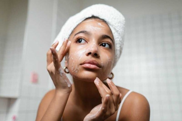 5 Rekomendasi Produk Face Wash yang Gentle, Gak Bikin Kulit Kering