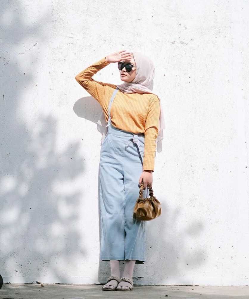 8 Ide Mix and Match Outfit Hijab Warna Kuning, Trendi dan Chic