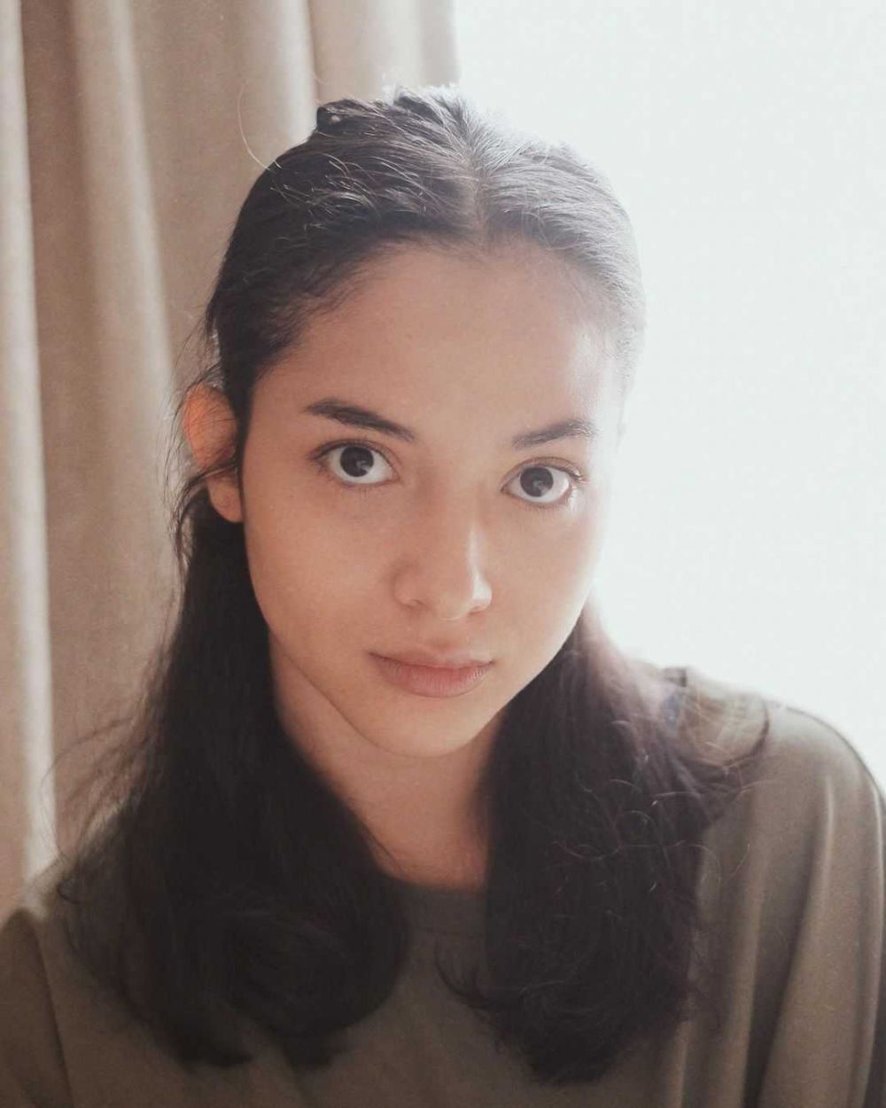 10 Pesona Artis yang Menawan Alami Tanpa Riasan