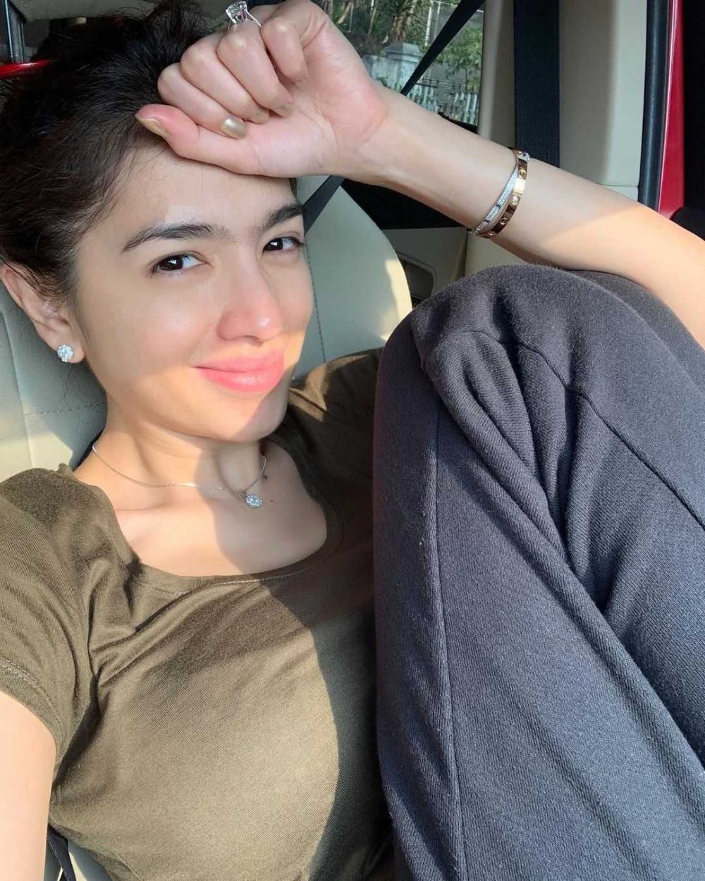 10 Pesona Artis yang Menawan Alami Tanpa Riasan