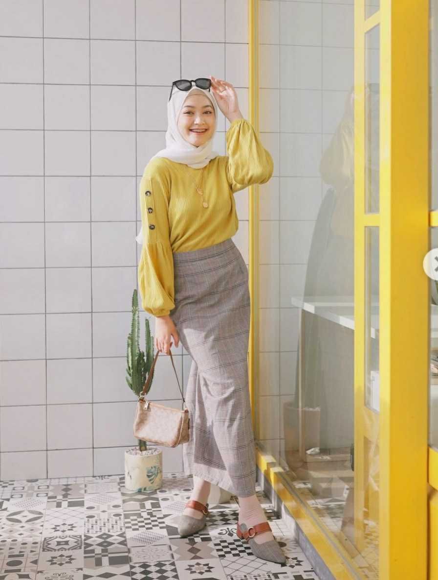8 Ide Mix and Match Outfit Hijab Warna Kuning, Trendi dan Chic