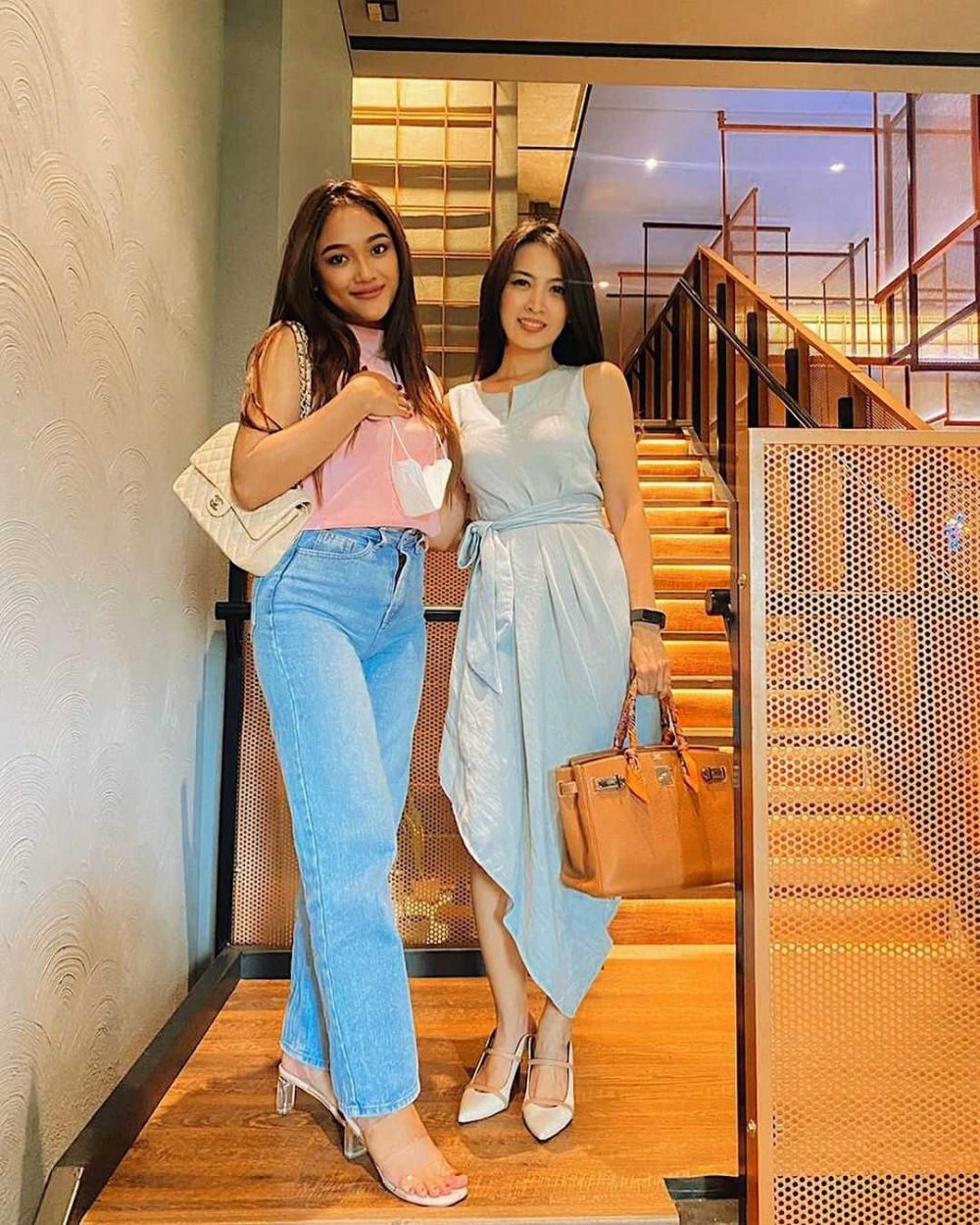 10 Mix and Match Celana High Waist ala Artis, Bisa Kelihatan Tinggi