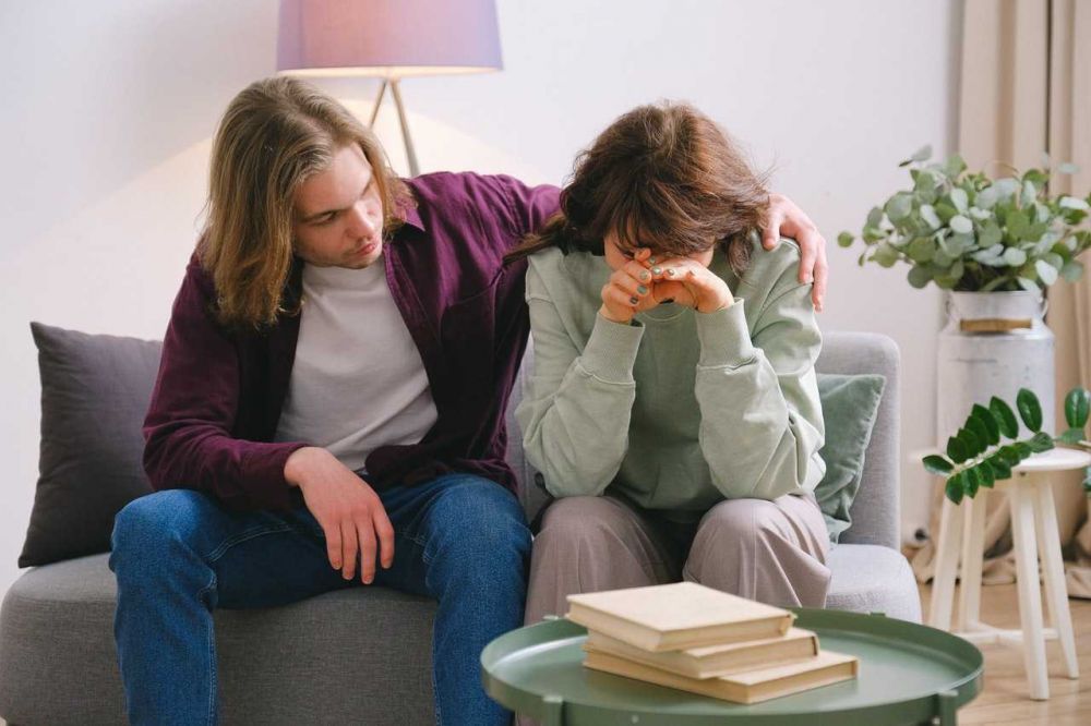 5 Cara Menunjukkan Rasa Sayang Kakak pada Adiknya tanpa Memanjakan