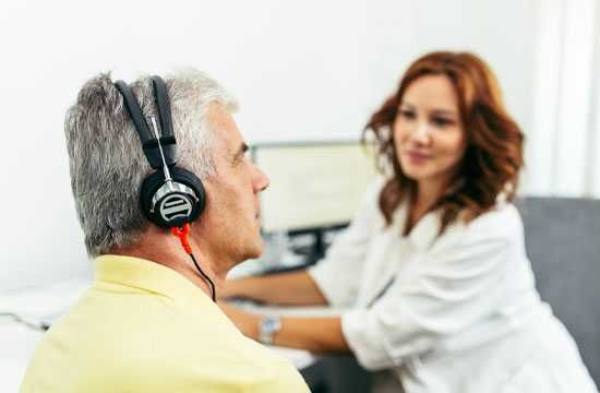 Cara Cegah Gangguan Pendengaran karena Sering Pakai Earphone