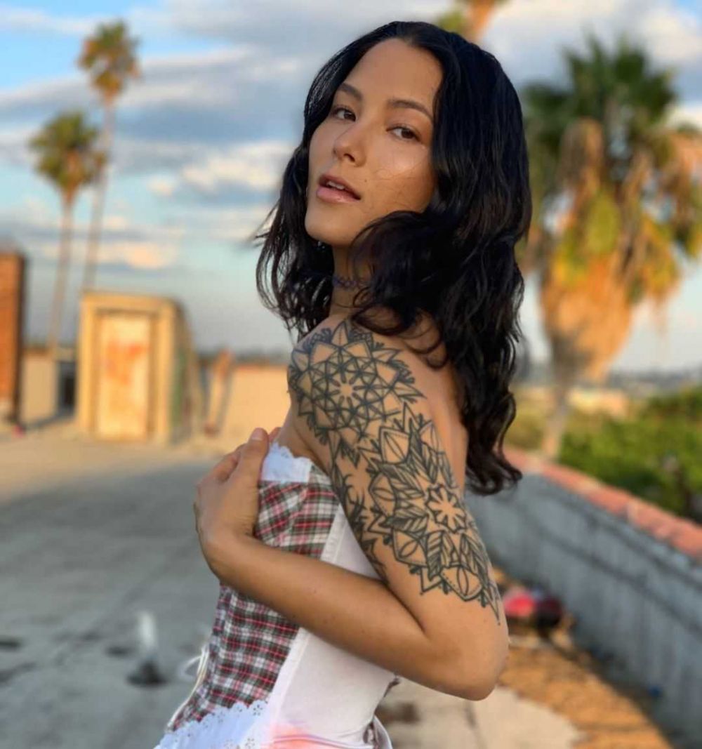 Fivel Stewart (instagram.com/fivel_stew). 