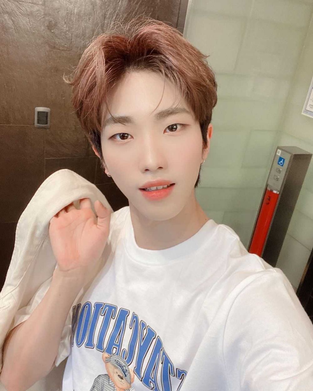 9 Potret Selfie Dann, Leader KINGDOM yang Kuasai 4 Bahasa