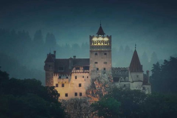 10 Potret Bran Castle, Istana Milik Drakula di Rumania