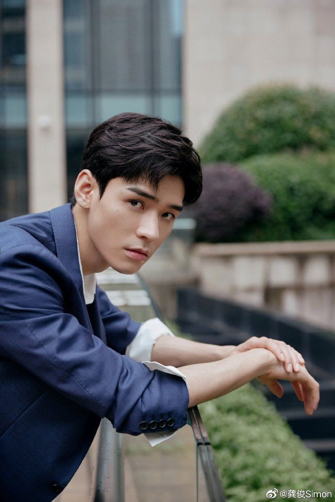 9 Potret Gong Jun yang Bakal Comeback Drama bareng Dilraba D