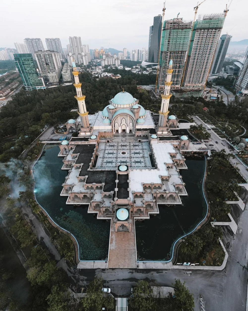 5 Masjid Termegah di Kuala Lumpur, Malaysia yang Bikin Betah Ibadah