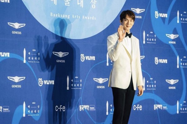 9 Ide OOTD dengan Setelan Jas ala Yoo Yeon Seok, Super Gagah!