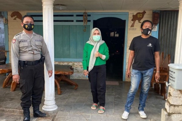 Potret Orangtua Ayu Ting Ting Datangi Rumah Penghina Anak dan Cucunya