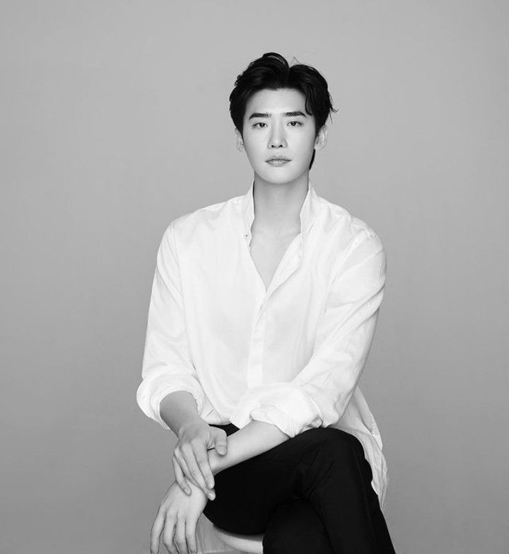 10 Potret Terbaru Lee Jong Suk Dengan Rambut Cepak