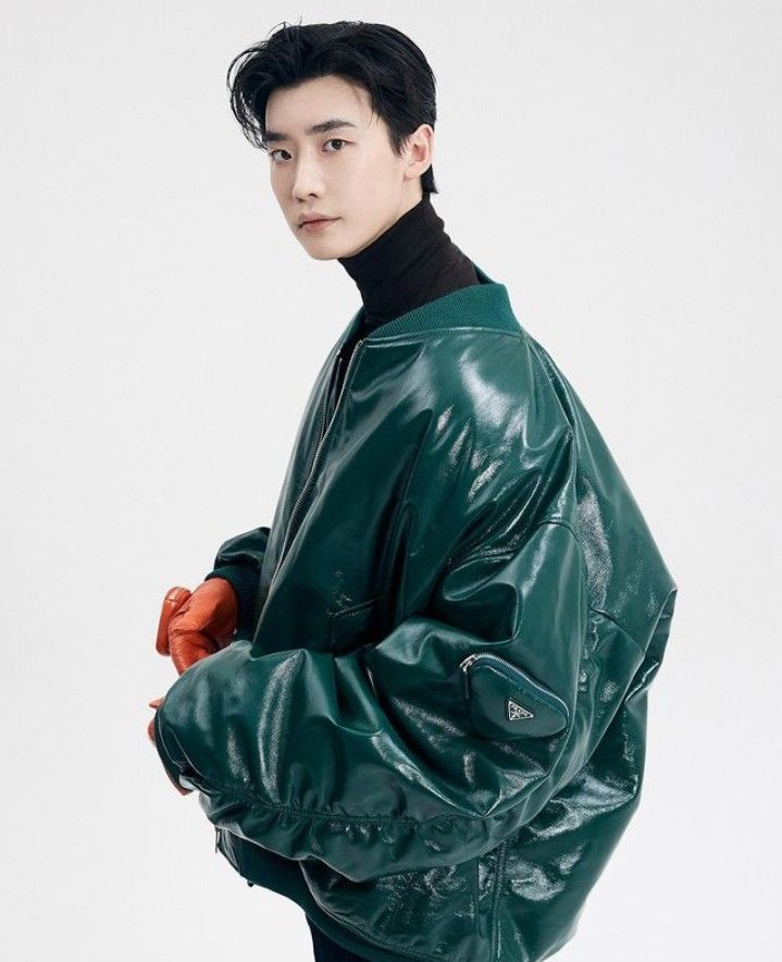 10 Potret Terbaru Lee Jong Suk Dengan Rambut Cepak