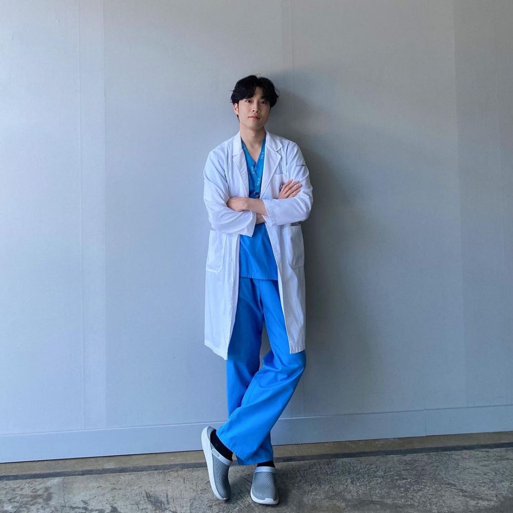 Potret Lee Jong Won Dokter Residen Di Hospital Playlist